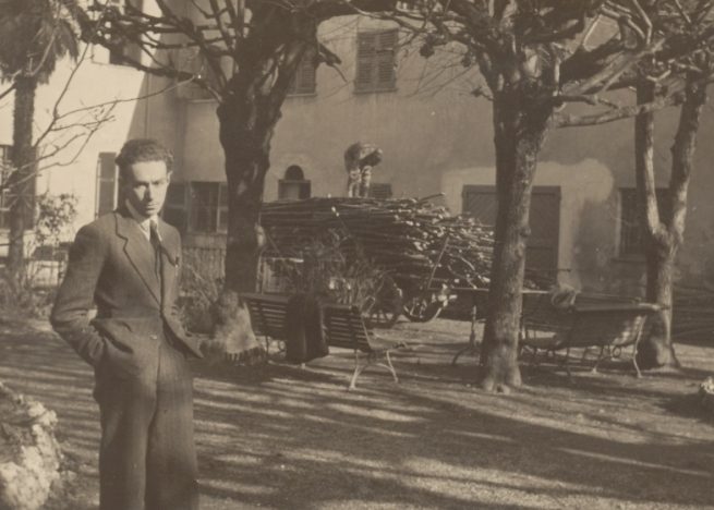 Primo Levi nella corte della tenuta “Saccarello”, [1942-43] (Fondazione Centro di documentazione ebraica contemporanea CDEC)